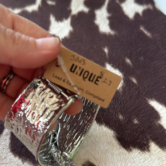 Silver Hammered Metal Aurora Borealis Cuff - Picture 5 of 5